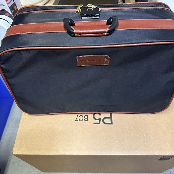 Samsonite carry on two wheel luggage - Picture 4 of 9